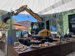 Brandneuer Bagger am Buffet