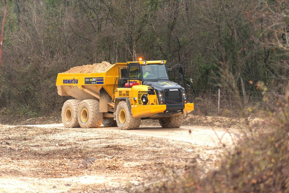 Komatsu Europe hat Ende 2021 seinen 1.000sten knickgelenkten Muldenkipper ausgeliefert, einen HM300. 18 Jahre hat der Hersteller für diese Marke gebraucht. | Foto: Komatsu