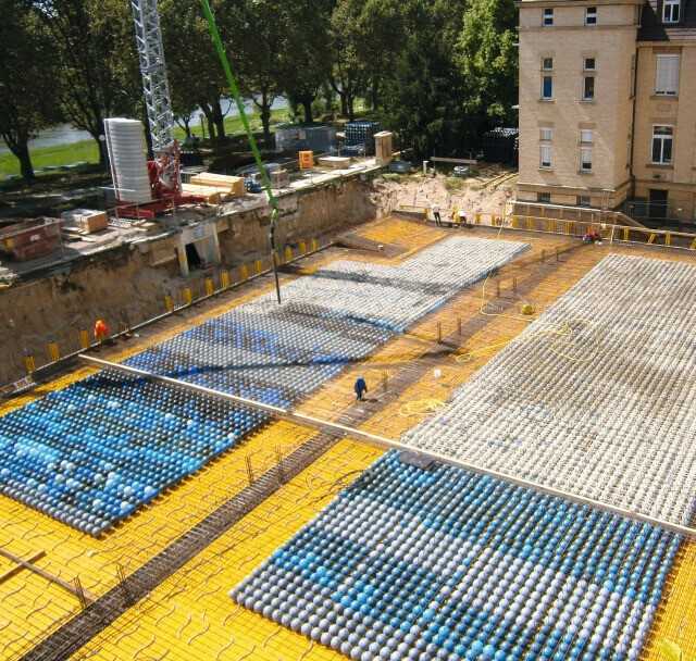 Betonage der Dachdecke: Beim Bau der Tiefgarage für das Mannheimer Klinikum wurden Cobiax-Hohlkörpermodule verlegt. | Foto: Heinze Cobiax