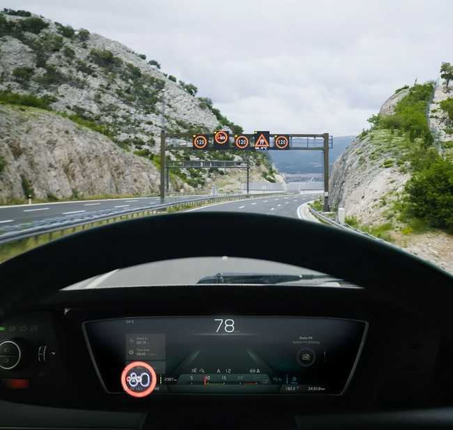 Bei Tempoüberschreitung warnt der intelligente Geschwindigkeitsassistent den Fahrer. | Foto: Volvo Trucks
