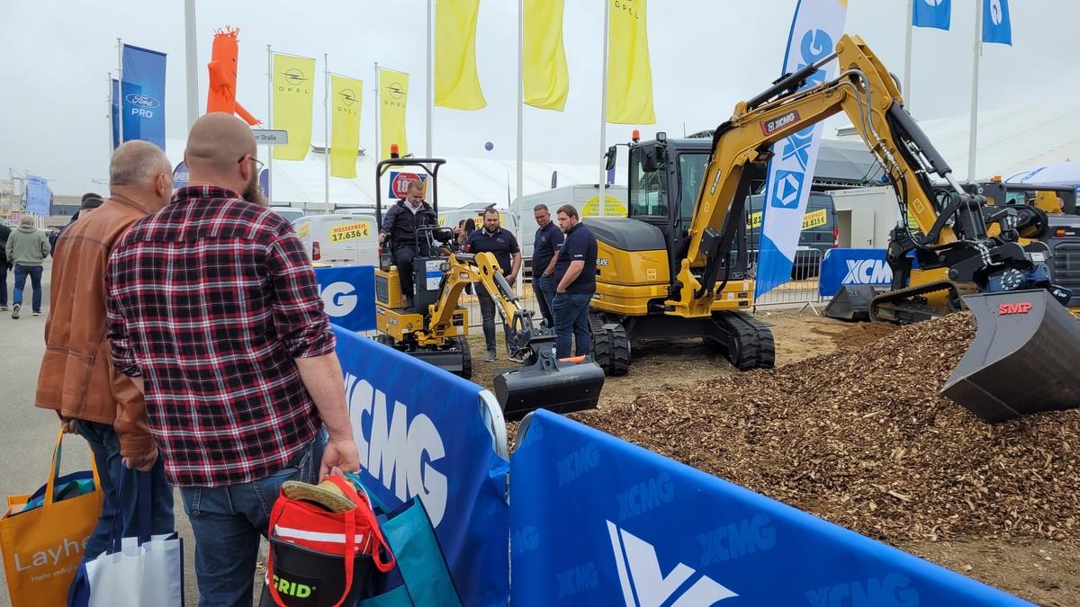 Faszinierende Technik: Die Besucherinnen und Besucher der NordBau 2025 erlebten Baumaschinen-Neuheiten und auch den einen oder anderen neuen Aussteller. | Foto: B_I MEDIEN/Brinkmeier Faszinierende Technik: Die Besucherinnen und Besucher der NordBau 2025 erlebten Baumaschinen-Neuheiten und auch den einen oder anderen neuen Aussteller. | Foto: B_I MEDIEN/Brinkmeier