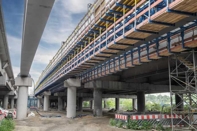 Die K20, mit 3,8 km Deutschlands längstes Straßenbrückenbauwerk und Zufahrt zum Elbtunnel.  Die Erweiterung soll im Jahr 2027 abgeschlossen sein. | Foto: Doka GmbH
