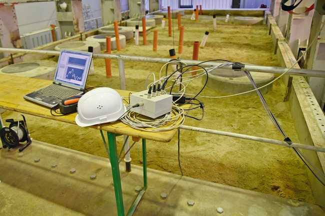 Praxisbedingungen mit erdüberdeckten Leitungen im Großversuchsstand | Foto: IKT