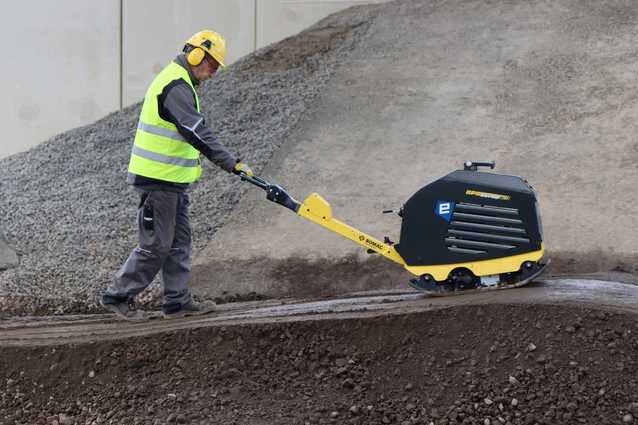 Emissionsfrei im Garten:: Bomag zeigt die Zukunft der Verdichtungstechnik