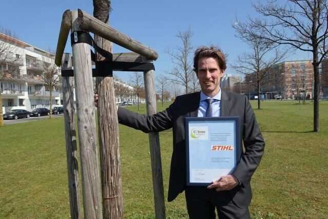 Michael Liehr von der Stihl Vertriebszentrale übernahm die C2tree-Baumpatenschaft bei strahlendem Wetter am ersten Messetag.