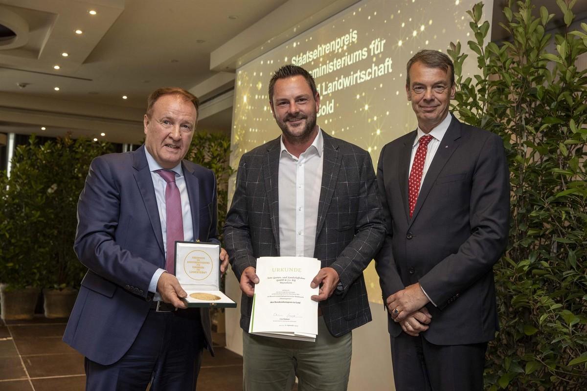 Den „BGL-Ehrenpreis“ für hervorragende Leistungen im landschaftsgärtnerischen Pflegewettbewerb gewann die Firma Seitz Garten- und Landschaftsbau für ihre Wechselflorflächen sowie die Freilandausstellung der Dahlien im Spinelli-Park. Das Unternehmen gewann auch den landschaftsgärtnerischen Bau-Wettbewerb mit seinem Themengarten „Auszeit“. Dafür erhielt Geschäftsführer Jochen Seitz (Mitte) auch den „Bundesehrenpreis in Gold“ des BMEL, überreicht von Ministerialdirigent Walter Dübner (links). | Foto: Bernhard Kreutzer/BGL