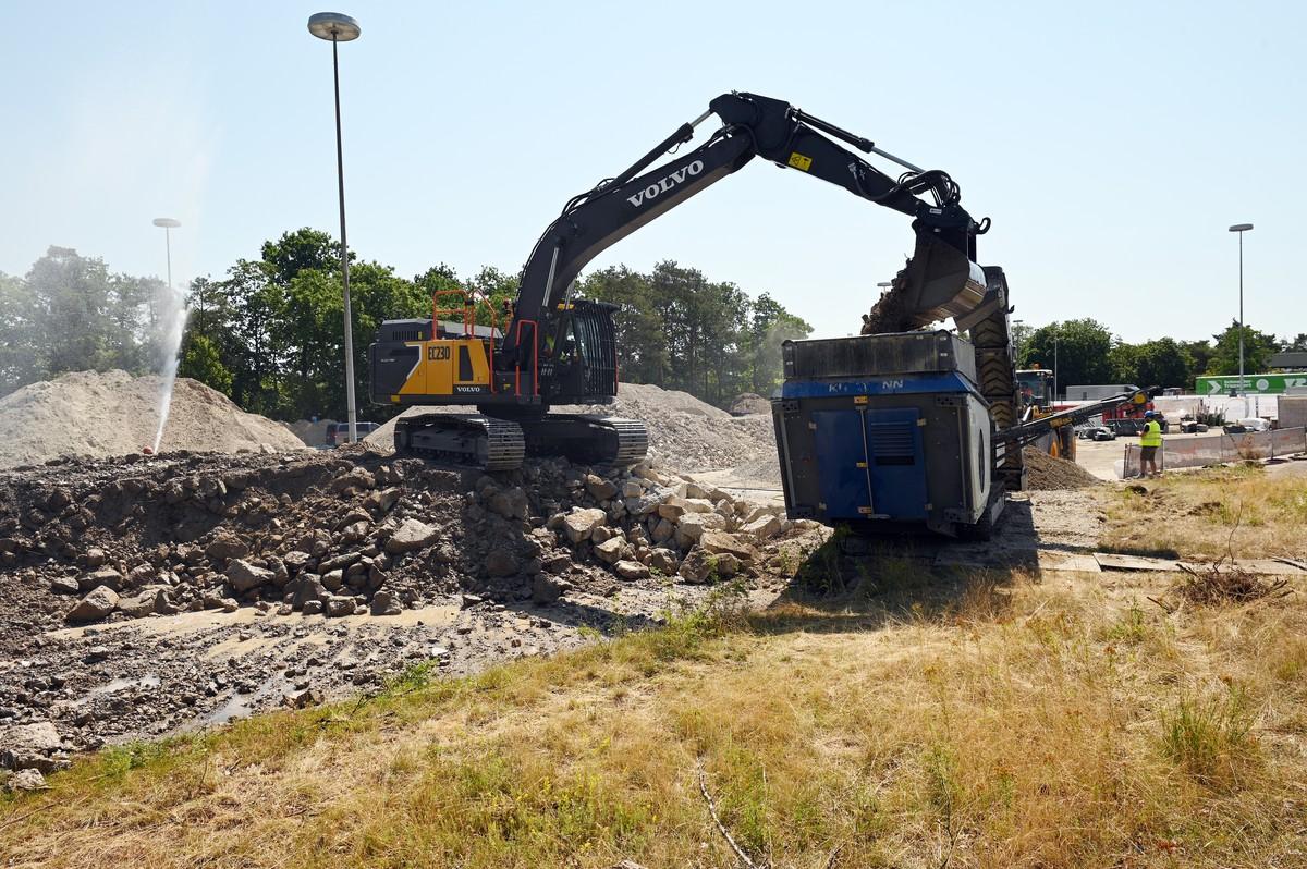 Der kraftvolle Volvo EC230 Electric-Raupenbagger beschickt den Kleemann Elektro-Brecheranlage mit Restbeton. | Foto: QUATEX