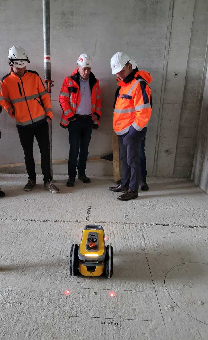 Gemeinsam mit Johann G. Stehnke (r.), Geschäftsführer der Stehnke Bauunternehmung, begutachten die Fachleute die Leistung des Markierungsroboters. | Foto: B_I/bb