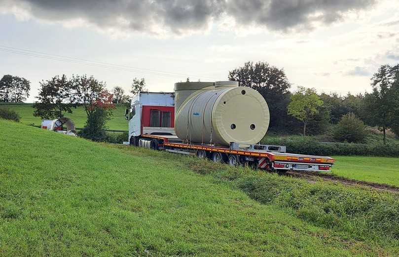 Die im Werk vorgefertigten GFK-Elemente wurden über Tieflader zur Baustelle transportiert. | Foto: SRP Bauüberwachung