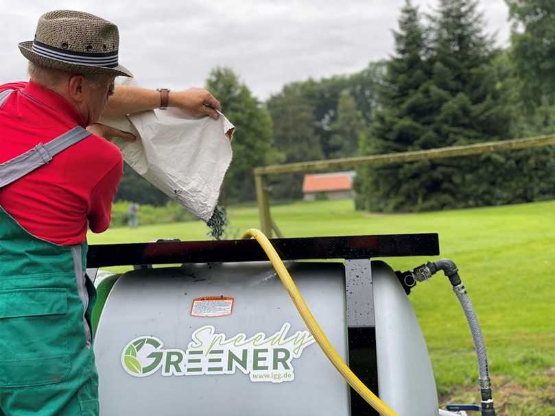 Der SpeedyGreener wird mit den für das Gerät speziell entwickelten SpeedyMulch Pellets befüllt. | Foto: IGG