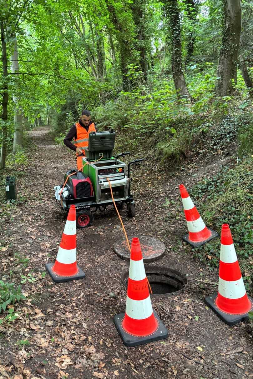 Kein Stromanschluss weit und breit – und dennoch einsatzbereit: der eCutter light auf einer Baustelle im Wald. | Foto: Terideal Kein Stromanschluss weit und breit – und dennoch einsatzbereit: der eCutter light auf einer Baustelle im Wald. | Foto: Terideal