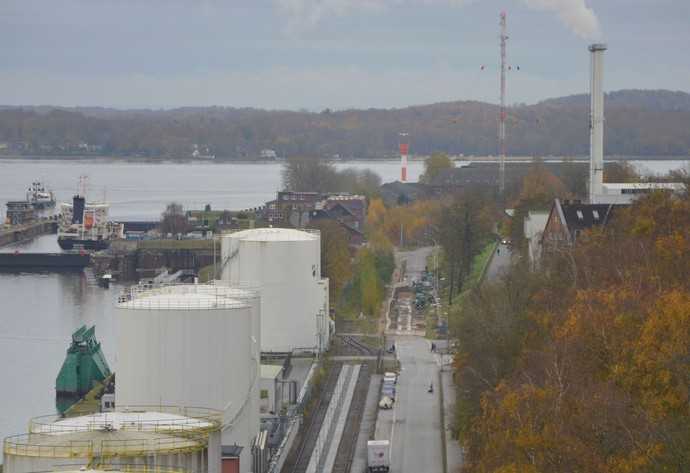 Die Baustelle im Uferweg in Kiel liegt direkt am Nord-Ostsee-Kanal. | Foto: B_I/Valdix