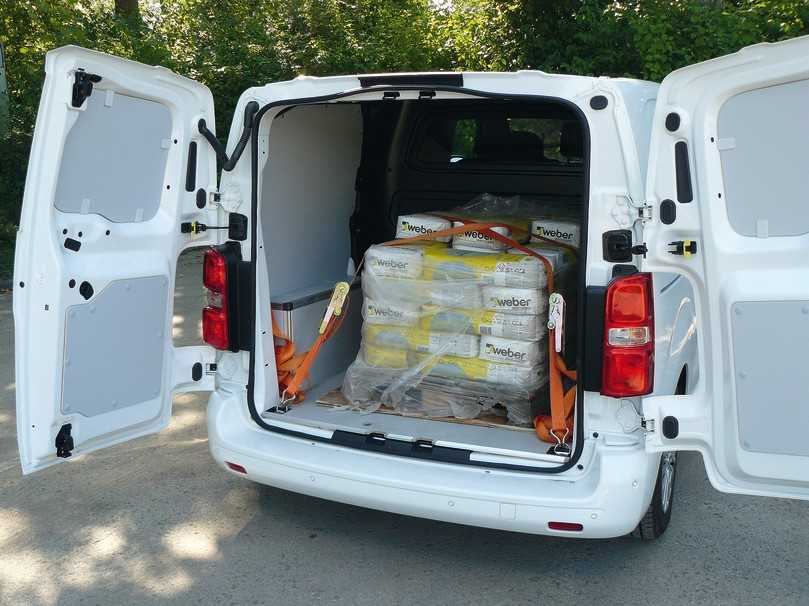 Hier ist noch eine Lage Ballast zu viel an Bord. Der Opel Vivario-e schleppt inklusive Fahrer knapp 900 kg. | Foto: Randolf Unruh, Opel