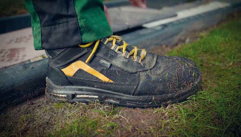 Einer seiner treuen Begleiter bei der Arbeit ist der Sicherheitsstiefel �‚Timothy XXT GTX Mid ESD S2 CI‘ von Elten | Foto: Foto: Elten