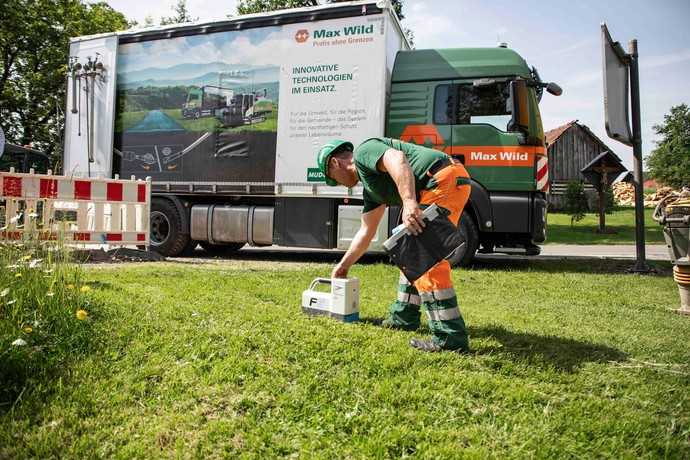 Ein Mitarbeiter von Max Wild ortet den Bohrkopf während der Horizontalbohrung. | Foto: Max Wild GmbH