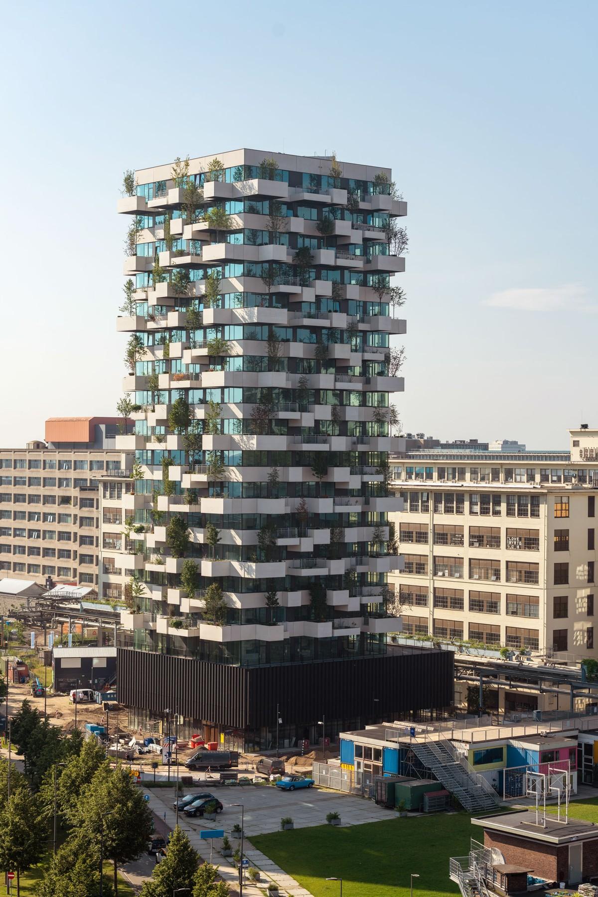 Vertikaler Wald mit Bäumen, Sträuchern und anderen Pflanzen: Mit seiner markanten Begrünung soll der Trudo Tower in Eindhoven aktuelle Umwelt- und Klimaaspekte mit sozialen Ansprüchen an Mietraum vereinen. | Foto: GEFA Fabritz