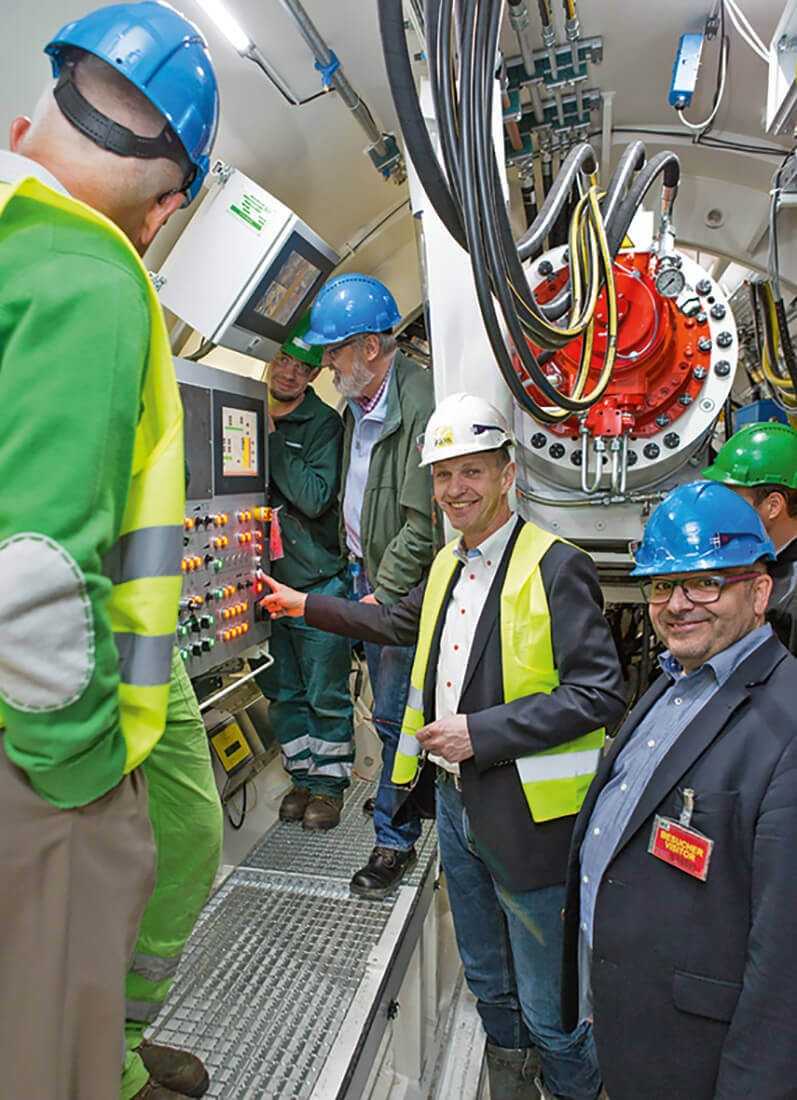 Innenleben der Vortriebsmaschine von Arkil Johannes Müller macht sich mit dem „Innenleben“ der neuen Maschine vertraut. | Fotos: Herrenknecht