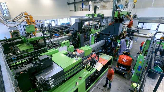 Mehr Leistung bei optimaler Flächennutzung: Am Werksstandort von Langmatz in Oberau sind mittlerweile sechs hochmoderne Spritzgussmaschinen für die Produktion von Schacht- und Schrankteilen im Einsatz. | Foto: Langmatz