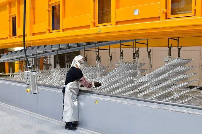 Das neue Werk 3 umfasst auch eine Feuerverzinkerei. Dort werden Stahlteile nachhaltig vor Korrosion und Umwelteinwirkungen geschützt, was deren Lebensdauer erheblich verlängert. | Foto: Layher