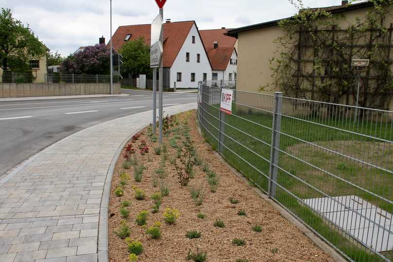 Neue Gehwege und attraktive Straßenbegleitflächen werten die Ortsdurchfahrt Unterrödel zusätzlich auf. | Foto: bs