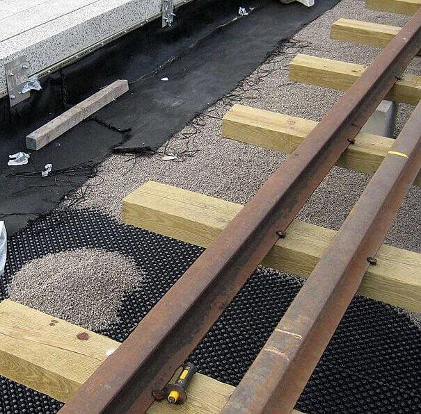 Auf wasserundurchlässigem Beton liegen die ZinCo-Floradrain-Elemente als vollflächige Dränschicht. | Foto: Friends of the High Line