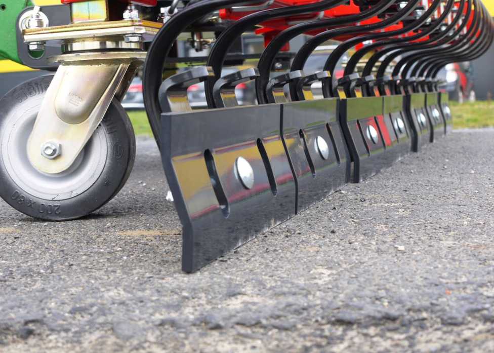 Die Kratzvorrichtungen der Adler KV-Serie sorgen für saubere Straßen, Wege und Plätze