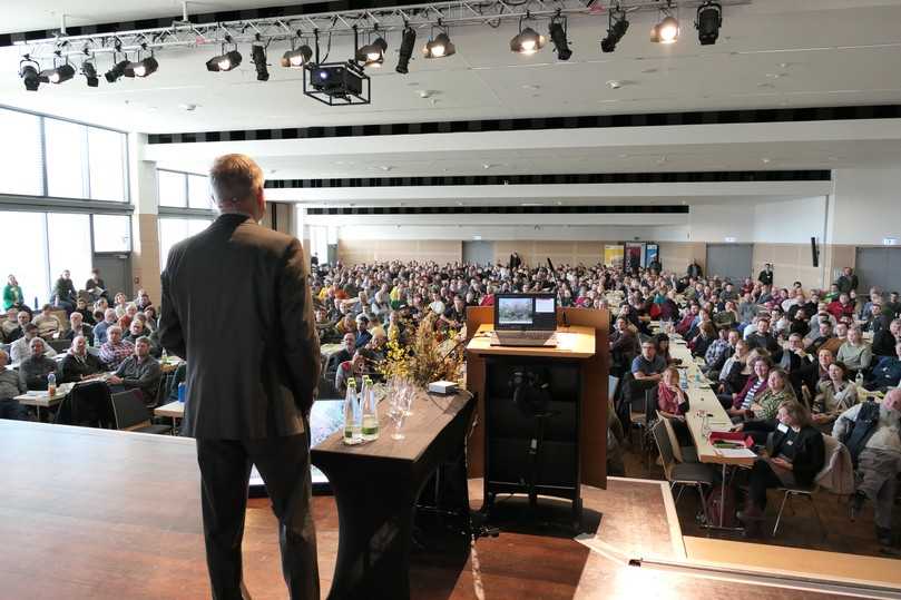 Jeweils knapp 660 Teilnehmerinnen und Teilnehmer versammelten sich bei den Veitshöchheimer Landespflegetagen, die zwei Tage dauerten, in den Mainfrankensälen. | Foto: Menz/LWG