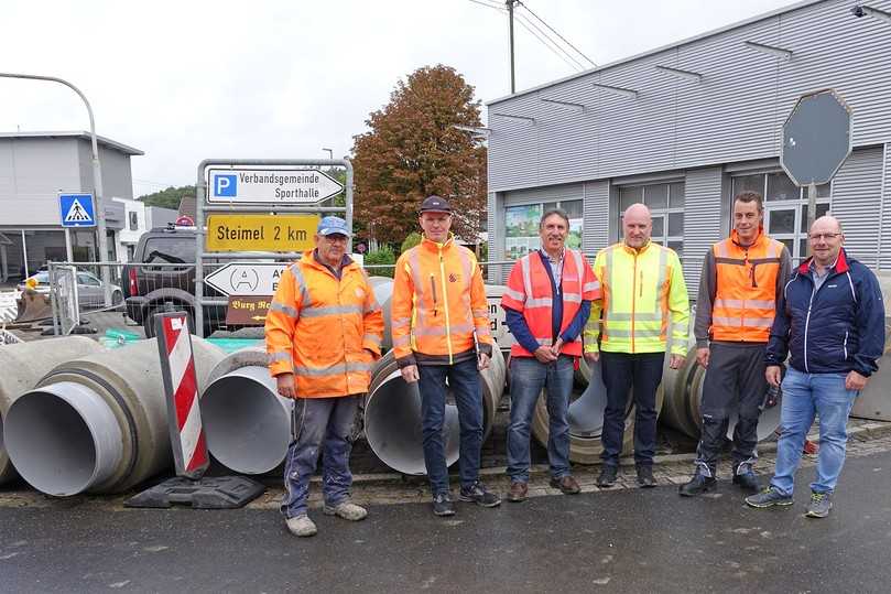 Zur Besprechung treffen sich auf der Baustelle Polier Frank Jagemann von der Blum-Bau GmbH; Jörg Schütz, Geschäftsführer Blum-Bau GmbH; Rüdiger Göbel, Außendienstmitarbeiter P.V. Betonfertigteilwerke GmbH; Planer Ulf Heinemann vom Ingenieurbüro Heinemann; Marcel Kohl und Heiko Weller, beide von den Verbandsgemeindewerken Puderbach. | Foto: P.V. Betonfertigteilwerke