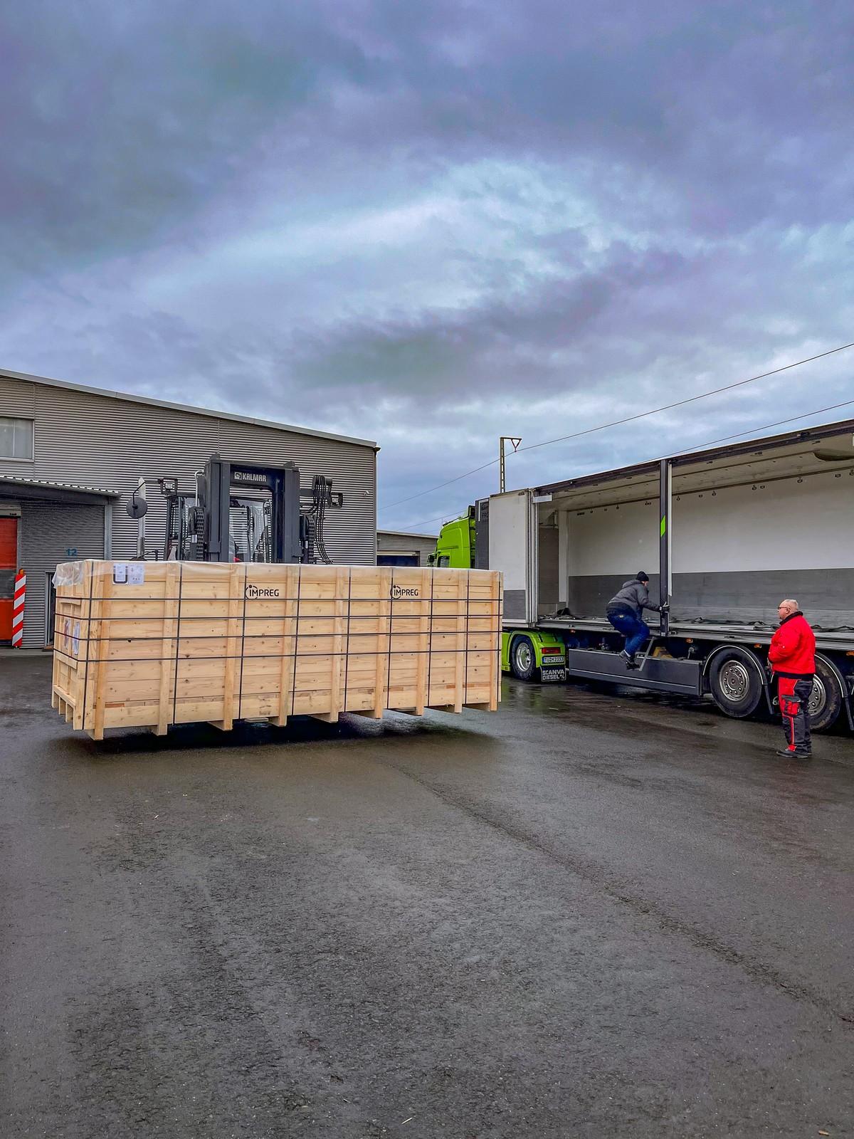 14-Tonnen-Kiste beim Verladen im Impreg-Werk in Ammerbuch | Foto: Impreg