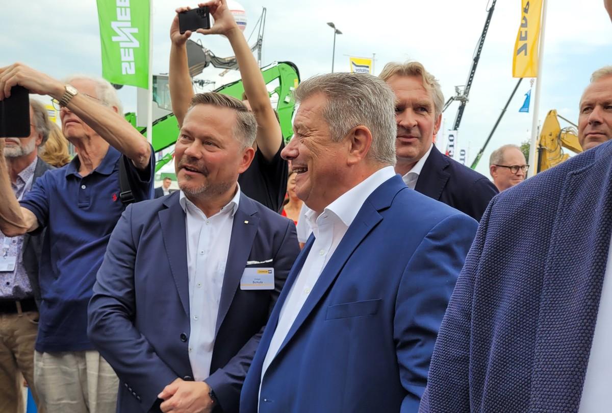 Freuen sich über den Ministerpräsidenten in "ihrem" Elektro-Radlader: Holger Schulz (l.) und Michael Heidemann von Zeppelin. | Foto: bb