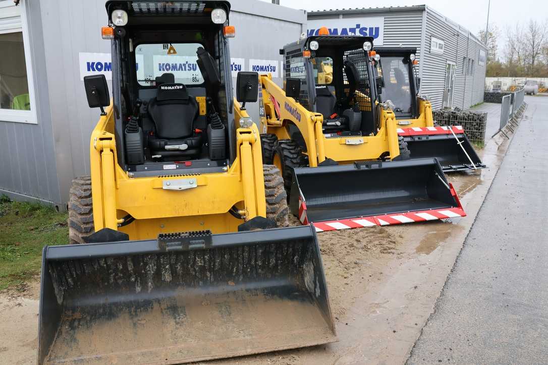 Reportage: Komatsu-Kompaktlader für Garten- und Landschaftsbau im Einsatz