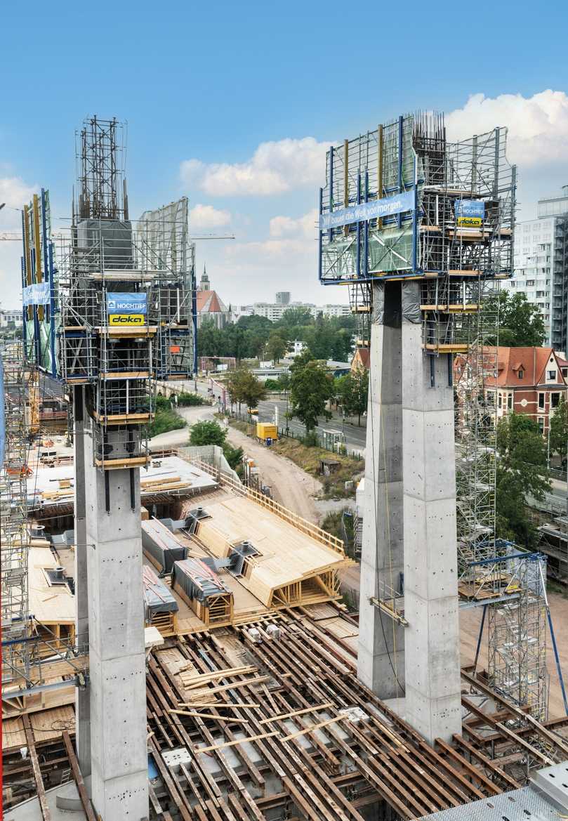 Dank Selbstkletterschalung und umlaufender Einhausung lässt sich auch in großen Höhen sicher arbeiten. | Foto: Doka