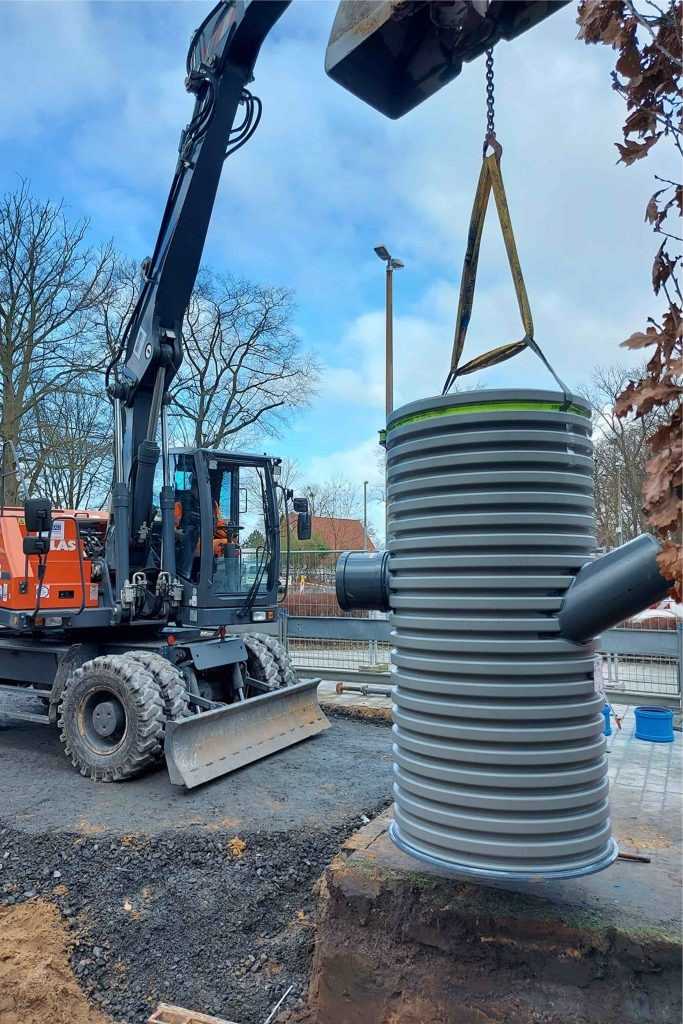 Reinigungsschächte DN 1000 von Funke sind den Rigolen vorgeschaltet. Sie halten einen Großteil der sogenannten Feststoffe in Niederschlagswasserabflüssen von Dachflächen und befestigten Flächen zurück. | Foto: Funke Kunststoffe GmbH