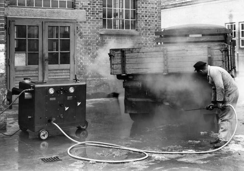 Das erste Reinigungsgerät von Kärcher: der erste europäische Heißwasser-Hochdruckreiniger KW 350 aus dem Jahr 1950. | Foto: Kärcher