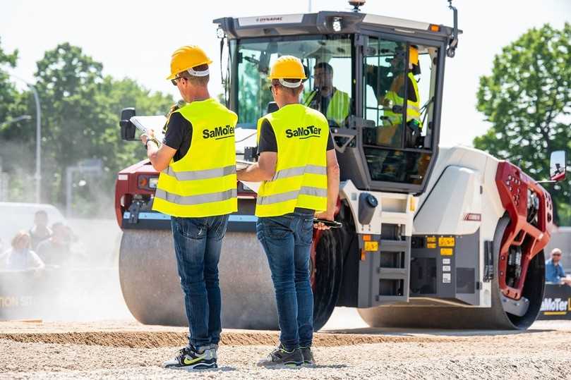 Die digitale Baustelle war auf der SaMoTer auch im Straßenbau ein Thema. Praxisnahe Vorführungen zogen die Besucher*innen in ihren Bann. | Foto: Veronafiere