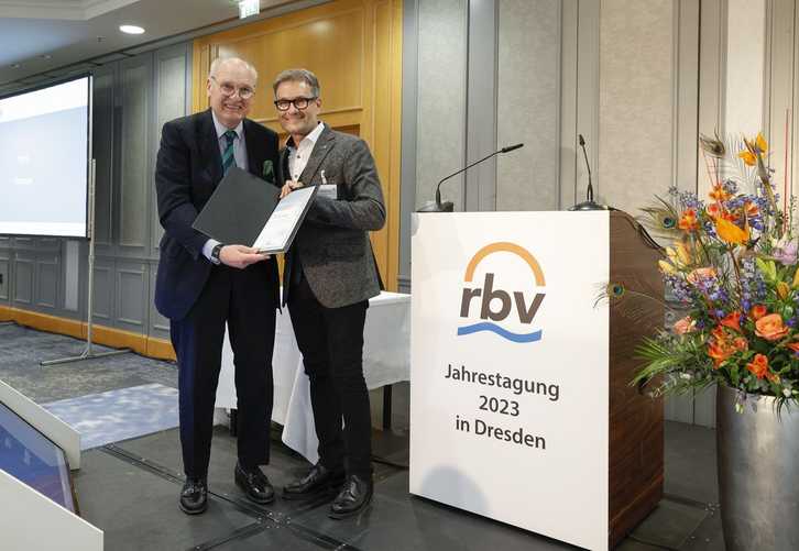 In Anerkennung seiner 30 Jahre währenden Tätigkeit als ehrenamtlicher Rechnungsprüfer für den rbv überreichte Andreas Burger eine Urkunde an Peter Foerstendorf. | Foto: rbv
