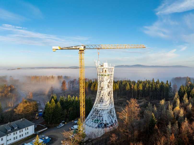 Erlebnisarchitektur aus Stahl: Die neue HEX Erlebniswelt verbindet Handwerk, Technik und Tourismus. | Foto: Liebherr