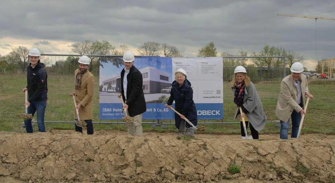 IBAK baut neue Niederlassung: Erster Spatenstich in Schönkirchen