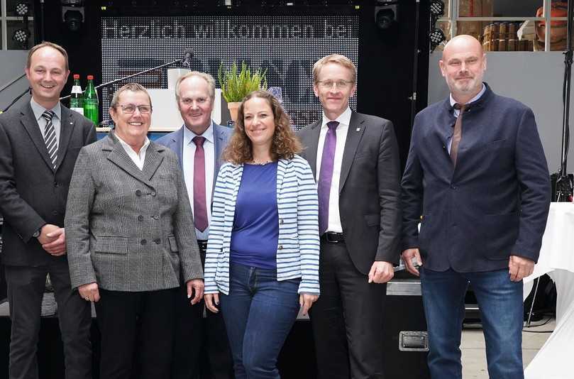 Die dritte und vierte Unternehmensgeneration hat die Weichen für die Zukunft gestellt: Martin Paasch, Dörte Paasch, Benno Paasch, Katrin Paasch, Ministerpräsident Daniel Günther und Geschäftsführer Jan Westphalen. | Foto: Paasch