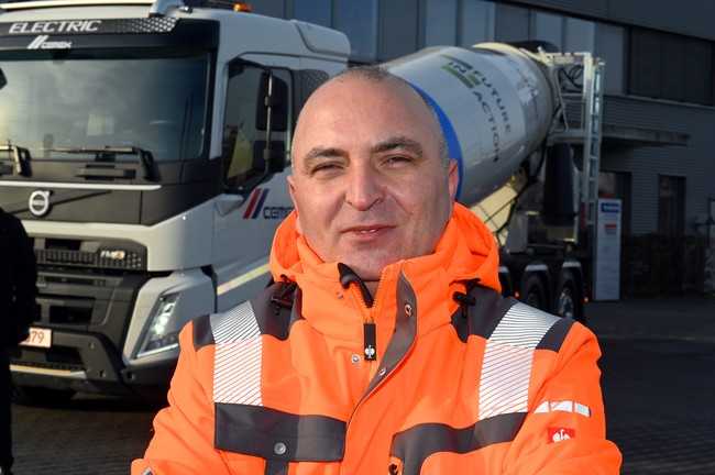 Musli Beqiri (43) ist seit fast zwei Jahren Betonmischer-Fahrer bei der Cemex Deutschland AG und freut sich schon auf die erste Ausfahrt mit dem leisen Stromer. | Foto: Quatex