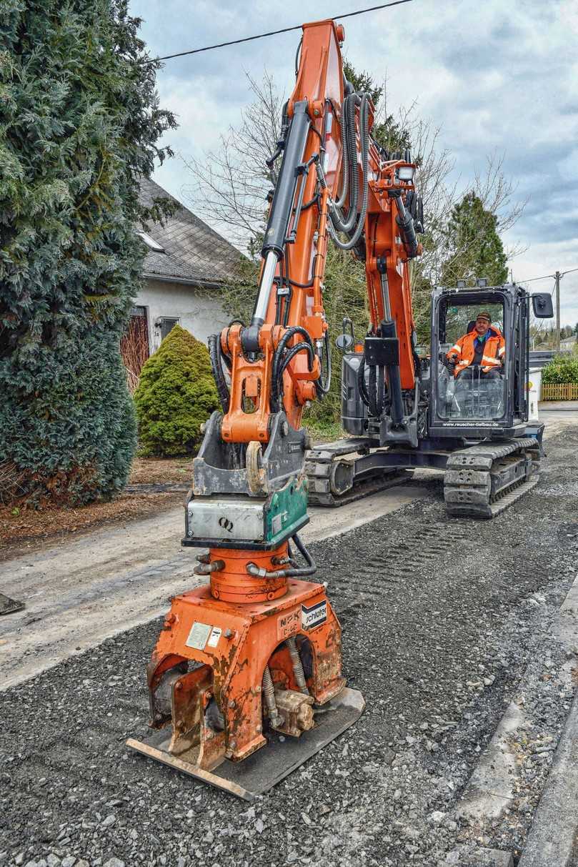 Sanierungsprojekt in einer Gemeinde: Mit dem Anbau-Verdichter läuft das Verfüllen des Grabens wie geschmiert. | Foto: Dieter Göllner