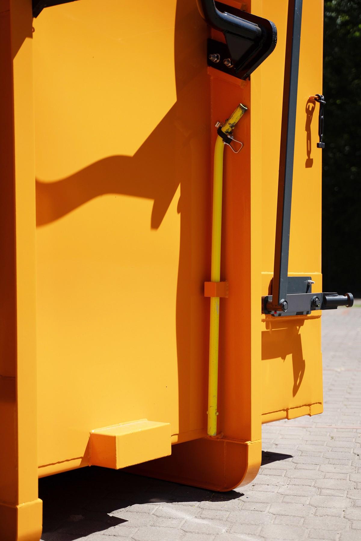 Die gelblackierte Hebelstange wird für den Transport in die Halterung am Container gesteckt und fixiert. | Foto: Ellermann Containersysteme