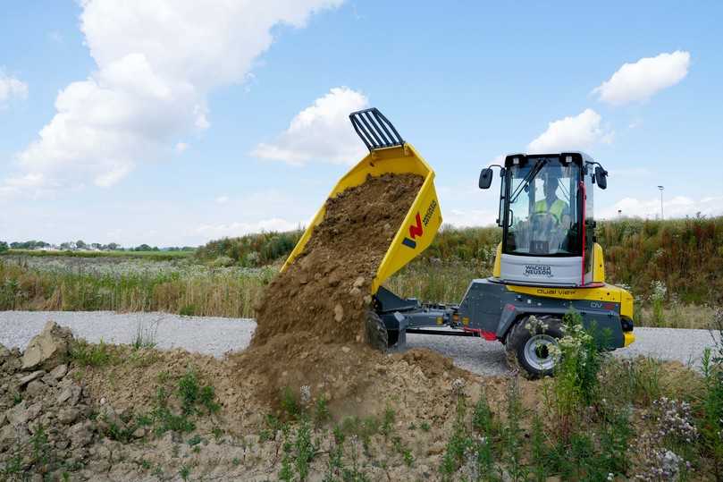 Beim neuen Dumper-Modell DV45 lässt sich die Kabine per Knopfdruck am Joystick elektrohydraulisch drehen - praktischerweise nicht nur um 180 Grad nach hinten, sondern auch zur Seite. | Foto: Wacker Neuson