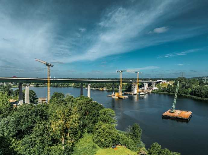 Zur Montage kommt ein Raupenkran zum Einsatz, der schwimmend auf einem Ponton steht. Der zerlegte Kran wird per Fähre zu seinem neuen Standort gebracht. | Foto: Liebherr