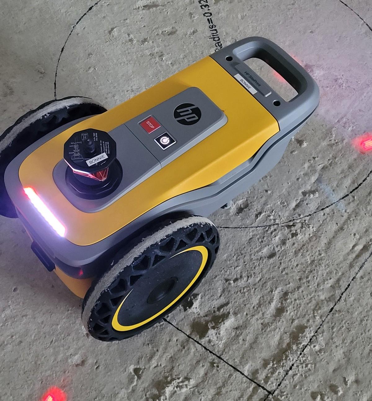 Durchgehende und unterbrochene Linien, Radien, Beschriftungen: Der Markierungsroboter kann auf porösen Betonböden genauso drucken wie auf glattem Epoxyboden. | Foto: B_I/bb