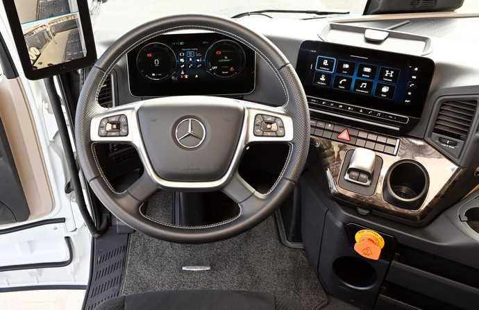 Das Multimedia-Cockpit im eActros 600 gibt Auskunft über Akku-Ladezustand, Restreichweite und Energieverbrauch. | Foto: Daimler Benz Trucks