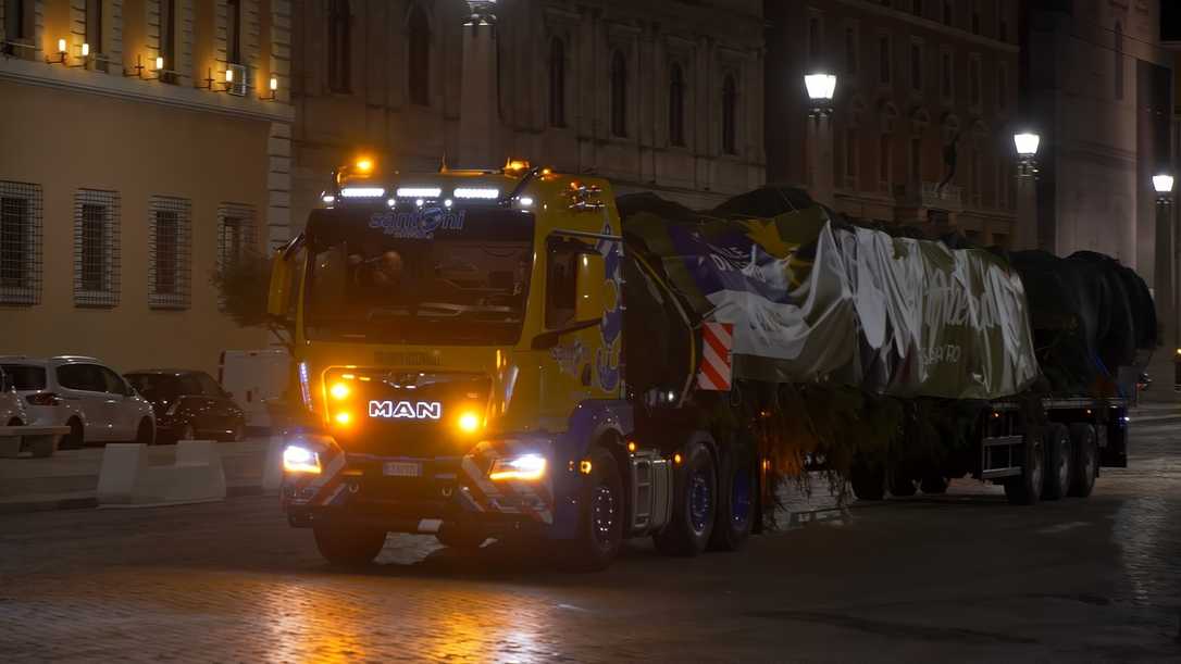 MAN-TGS-Sattelzug bringt Weihnachtsbaum zum Papst nach Rom