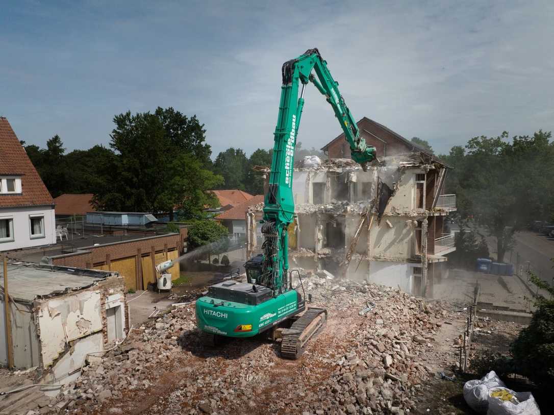 KTEG Abbruchbagger KMC400P-7 meistert Rückbau bei Scheele Erdbau ganz allein