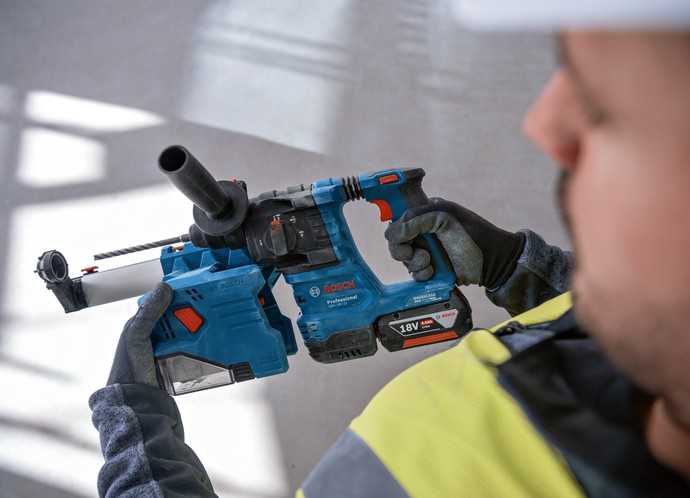 Die neue Staubabsaugung GDE 18V-12 Professional lässt sich einfach an den Akku-Bohrhammer anklicken. | Foto: Bosch Power Tools