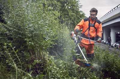 Warum die elektrische Sense im GaLaBau so gut abschneidet